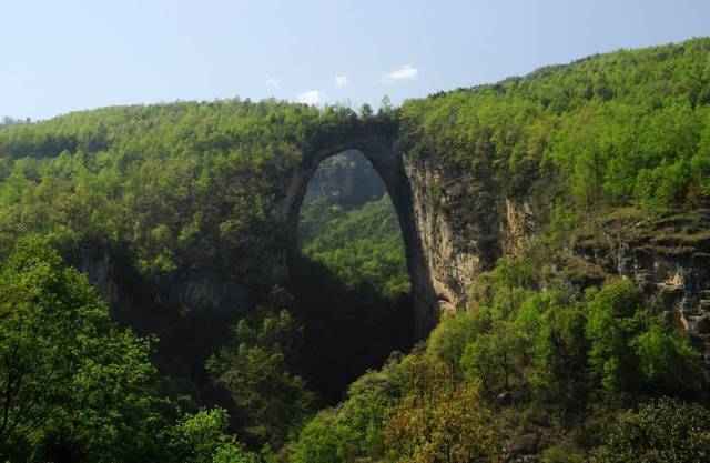 像一条巨龙飞跨在高峰深谷之上蛰伏着一座巨型天生石拱桥