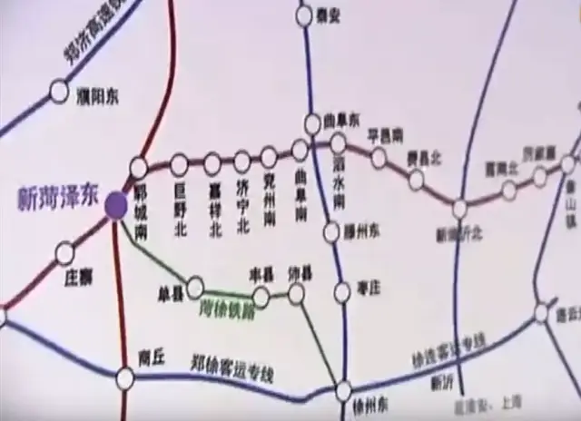 出站沿日兰高速公路向东,沿赵楼煤矿边缘上跨鄄郓河经魏庄,汉北进入