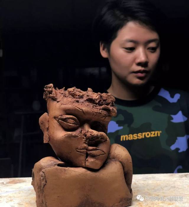 拍平中的泥土哲学罗小平教授雕塑泥片成型技艺高级研修班作品展