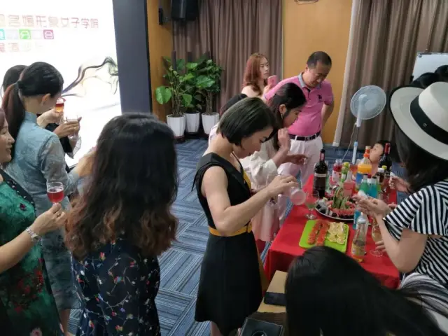 cock意思是指公鸡,而tail意思是尾巴,简单来说鸡尾酒(英文:cocktail)