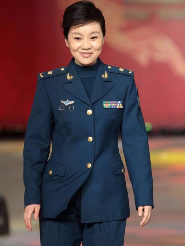 2011年12月23日,中国电视剧二十年群英盛宴在北京盛大开启,闫妮穿军装