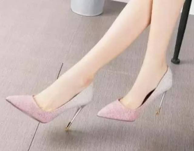 选择这双高跟鞋:我们都知道自信的女人是最漂亮的,而你是一个自信的