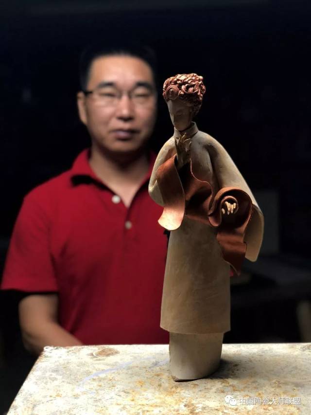 "拍平"中的泥土哲学-罗小平教授雕塑泥片成型技艺高级
