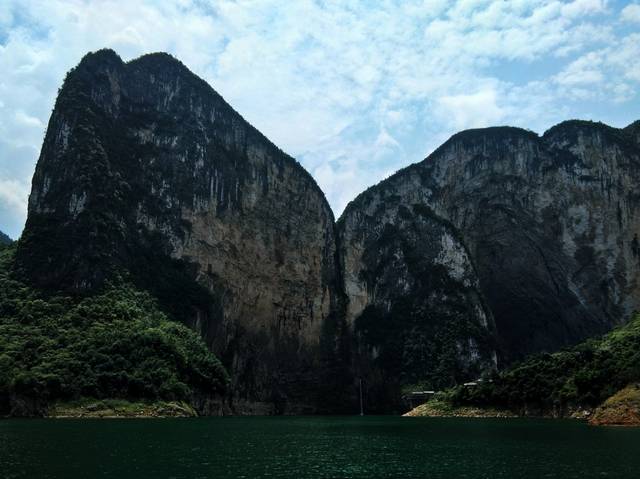 大清江风景区核心景点蝴蝶崖,有缘可见两山之间飞流而下的蝴蝶瀑.