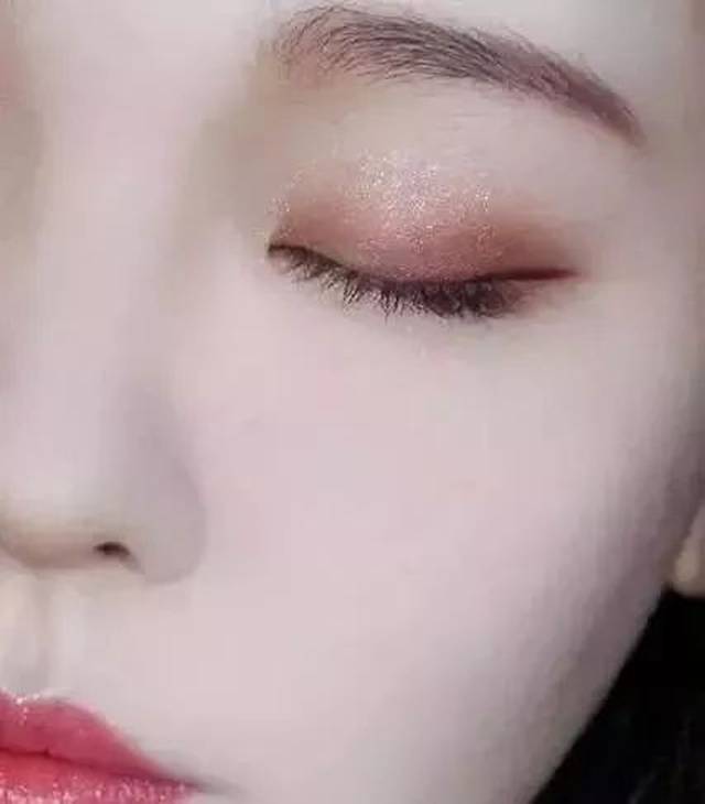 新手怎么化眼线不晕眼睛 fb9aeab7258942c680841940989cf61c.jpeg