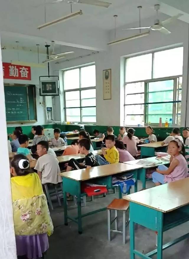 (正在补课的小学生)