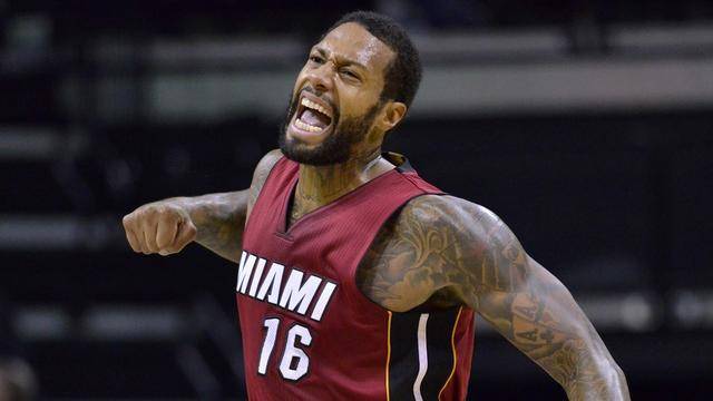 火箭看上另一个詹姆斯,生于格斗世家,极硬派防