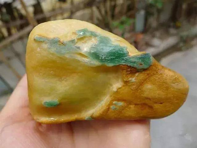 来自缅甸大马坎场口的翡翠原石有哪些特点呢?
