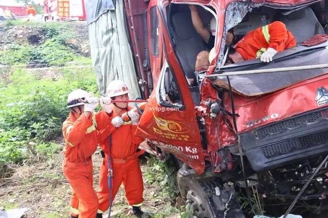 平果那豆路段发生交通事故,一货车侧翻两人被困.