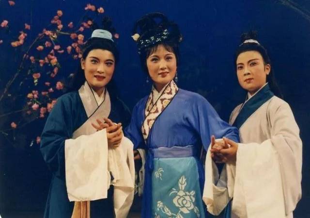 1985年秋,群英汇萃的桐庐越剧团又排演了由包朝赞创作的传统越剧剧目