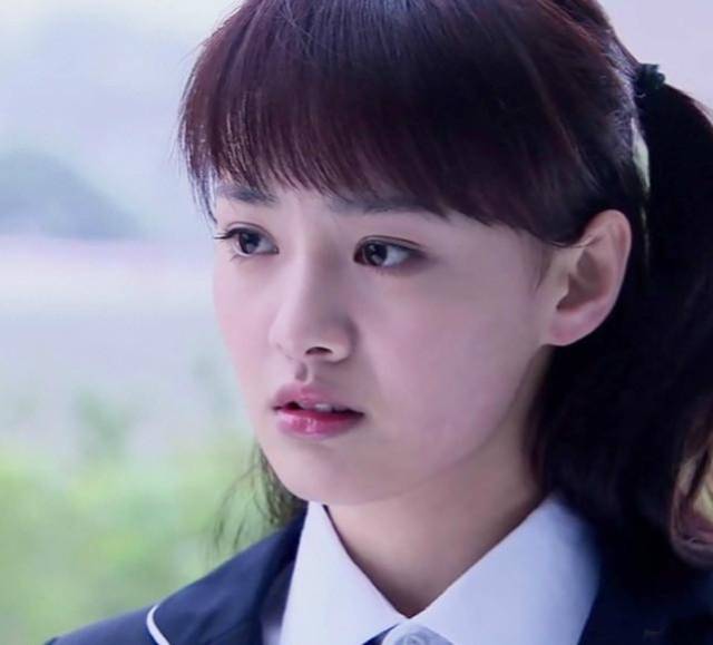 在这部青春偶像剧里郑爽的清纯可爱在楚雨荨身上也是展现的淋漓尽致