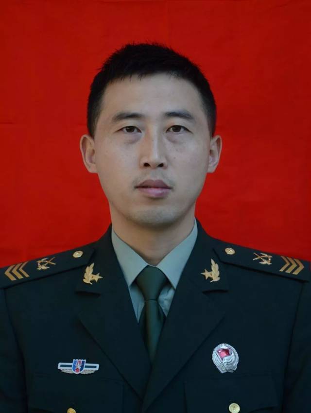 宋仕平,四川江油人,2000年12月入伍,2005年12月入党,三级军士长军衔