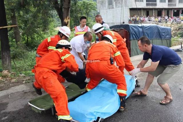 平果那豆路段发生交通事故,一货车侧翻两人被困.