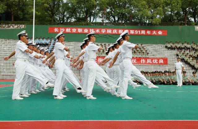 长沙航院士官学员庆"八一"