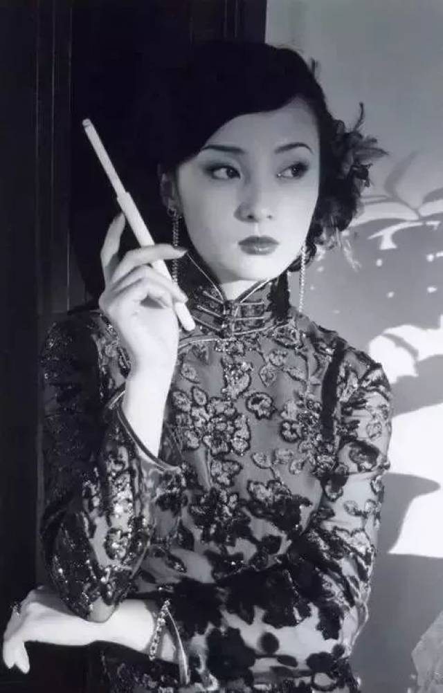 旗袍里的女子, 浸润着, 风含情水含笑的飘逸脱俗, 亦诠释着, 情深深