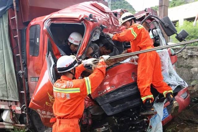 平果那豆路段发生交通事故,一货车侧翻两人被困.