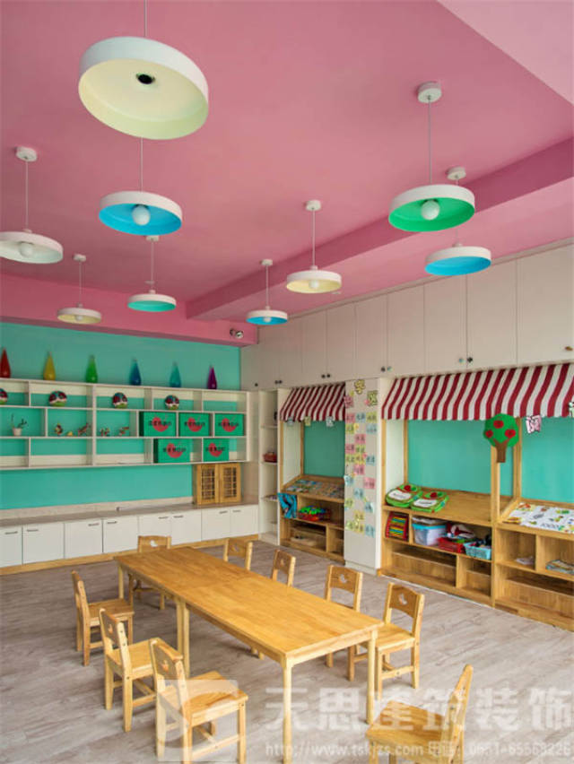 一般来说,幼儿园都会设计专门的活动空间让幼儿学习和玩乐,室外建设会