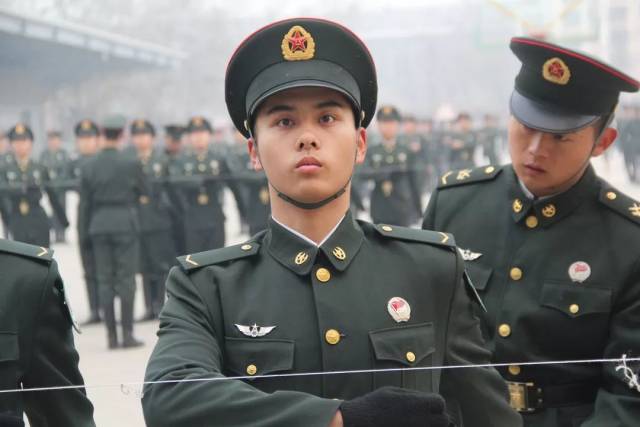 目前,他已经通过了士官考试,在义务兵服役期满后,他将继续留在部队