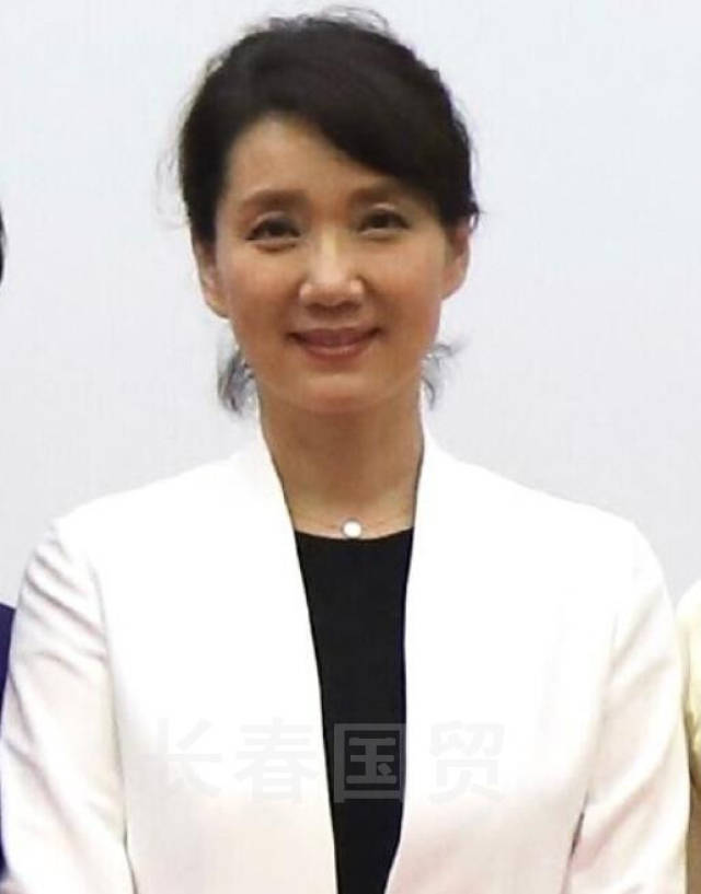 55岁《新闻联播》前主播李修平近照 依然气质优雅温婉