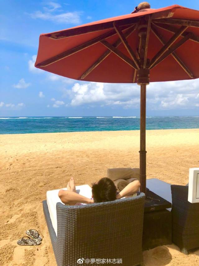 临近开学,林志颖抓住最后的一点机会带着kimi去海滩晒太阳和游泳.
