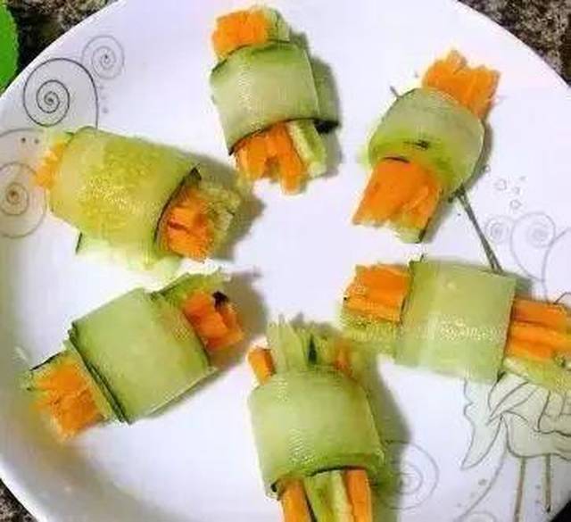 淋上料汁就可以吃了,这个更方便的哦,不过没有里面卷上胡萝卜好看的