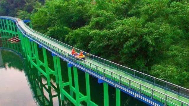 在玻璃滑道中悬空高速漂过两岸悬崖峭壁 脚下高山流水,惊险刺激,尖叫
