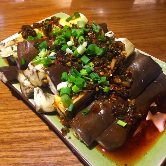 蘸水茄子  tips: 茄子有着清热解暑,降脂降压的效果 .