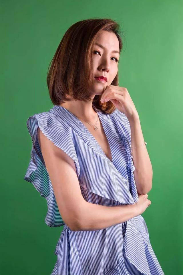 获得赏识的她在2000年便跟郭可颖组成组合b2,不过该组合仅仅维持了3年