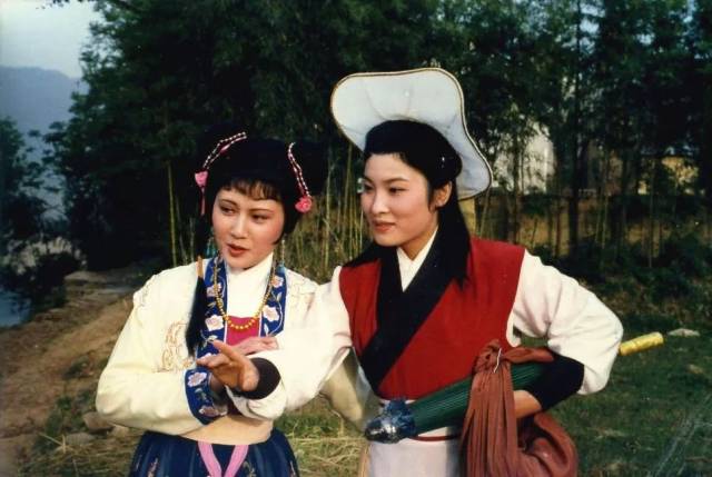 1985年4月,《绣花女传奇》录音结束,桐庐越剧团的演员和摄制组人员一