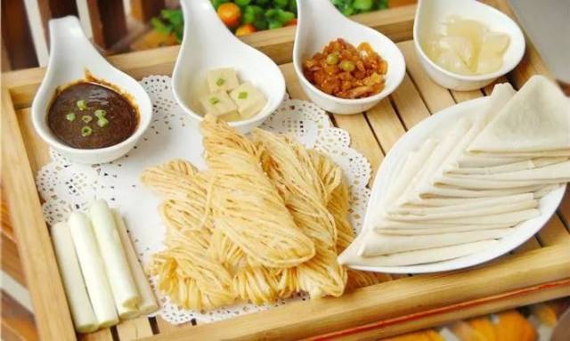 " 大张烙馍村  烙馍卷馓子,徐州的特色菜,分量很足, 有烙馍,馓子,盐豆