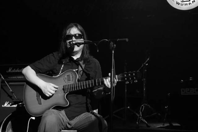 周云蓬:吉他之于我,好比战马之于战士。