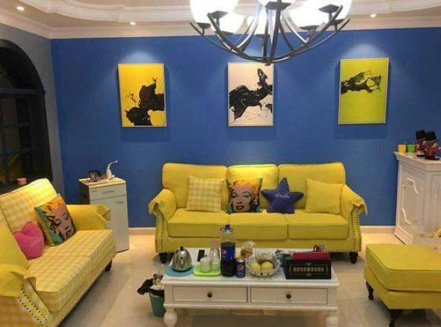 大厅,亮黄色沙发,蓝色墙面,谁家会这样装修啊?