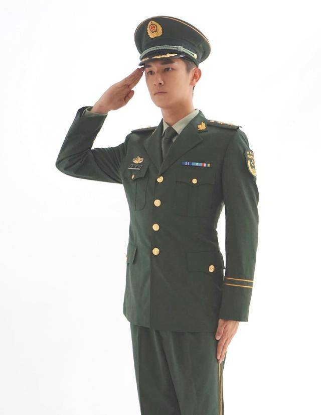 杨旭文身穿军装照 浩然正气硬朗 很有军人