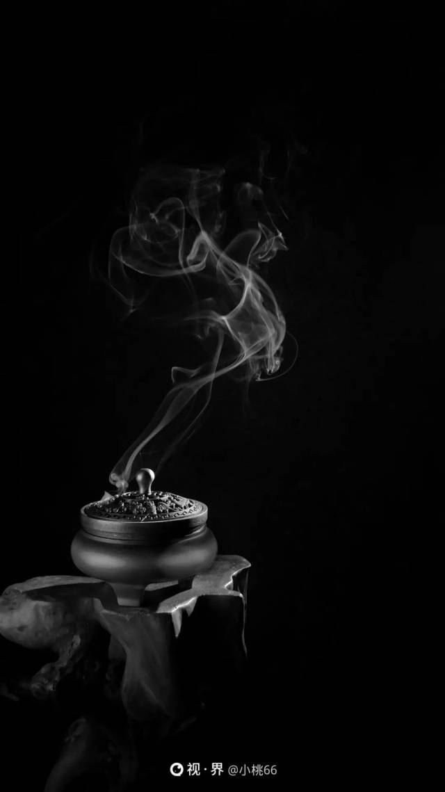 极简至仅仅一物,香烟袅袅很轻,香炉占比很重……一缕香透过画面缓缓