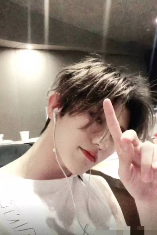 蔡徐坤新歌mv要上线啦!预告湿发魅惑坤!歌曲风