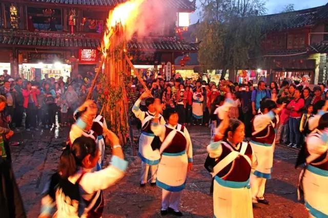 1:在丽江火把节又叫星回节,庆祝活动一般举行三天,纳西火把节以丽江