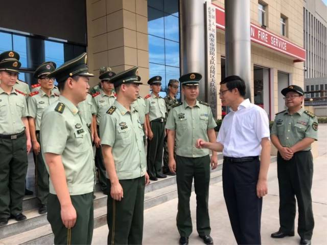 杨晓东在"八一"建军节之际慰问驻地官兵