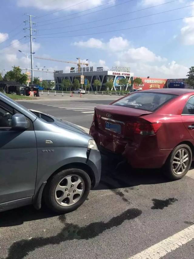今早三农国际路口发生一起追尾车祸,三车连撞,受损严重!