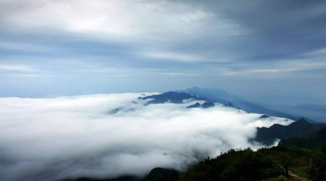 是海拔最高的山岳型石林,华蓥山风景优雅,诗意盎然,生态气候环境