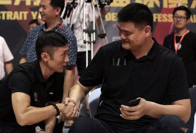 相隔4年再握手!姚明刘炜"兄弟"碰面,前者仅一笑后者主动攀谈