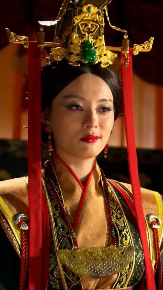 在《甄嬛传》后期,孙俪的妆容真的是变化特别大,这也是这部剧严谨的一
