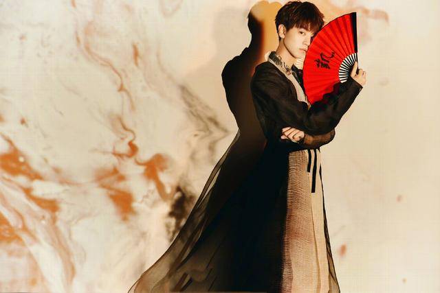 tfboys合体拍中国风写真折扇清打,谁才是真正的古风美男?