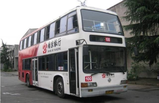 特1线公交开通, 也就 是现在100路的前身, 它的线路围绕南京城中的