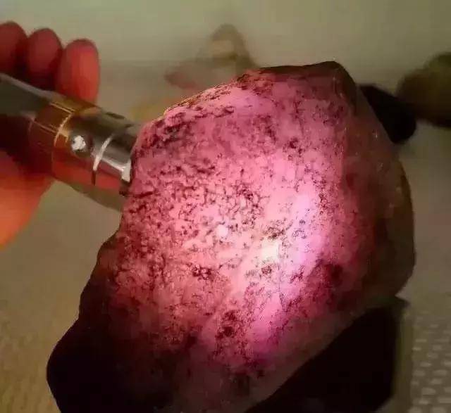 小伙16000买的木那翡翠原石,切出绝世无双的"桃花春"手镯!