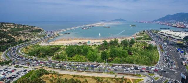 炎炎夏日,连云港海湾海风,是赏海景,沐浴大海,玩沙滩的最佳时节.