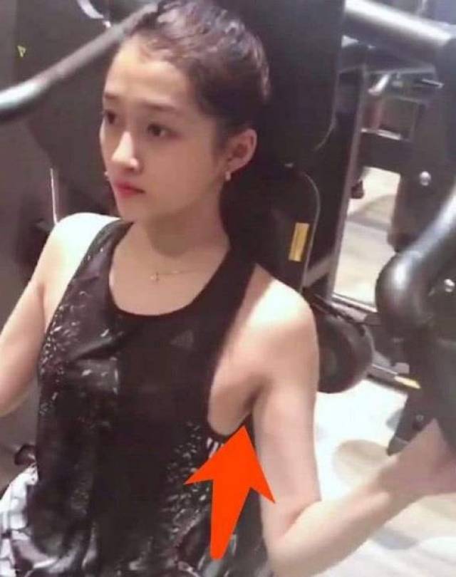 关晓彤路人视野素颜无妆照,貌美肤白身材好,难怪鹿晗喜欢