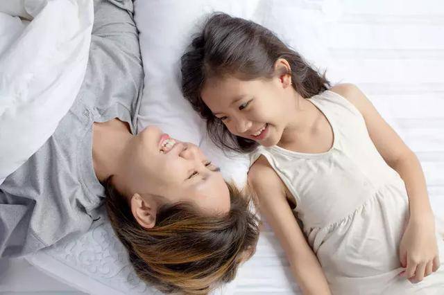 梦境中的温馨与错位，梦见与女友共育爱女，却听她喊你为爸爸