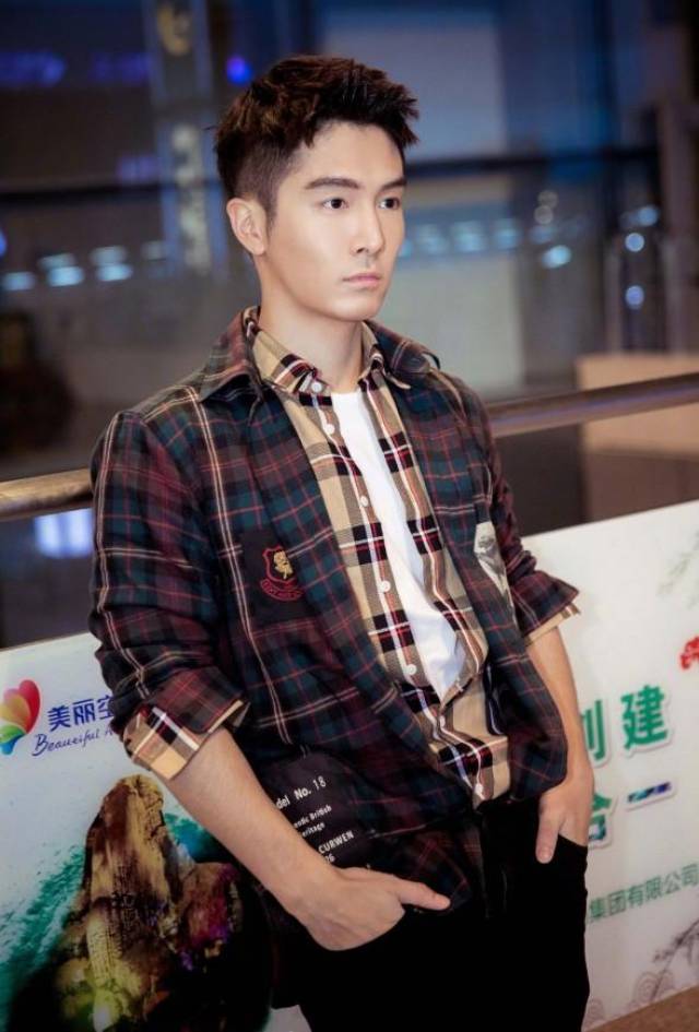 盛一伦真是不怕热, t恤外面还穿了两件格子衬衫, 却意外很时尚
