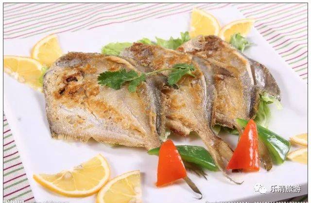 鲳鱼肉质肥嫩,香煎的话味道特别好 带鱼形状长长的一条,银光闪闪