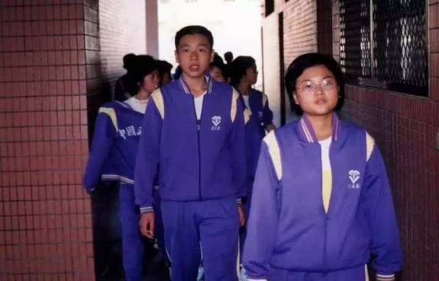 为什么中国的校服那么丑?